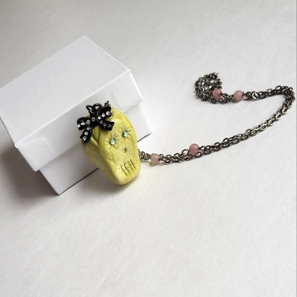 Daisy skull necklace